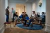 
			    
					
					Åtta människor sitter i kontor
					
				
			  