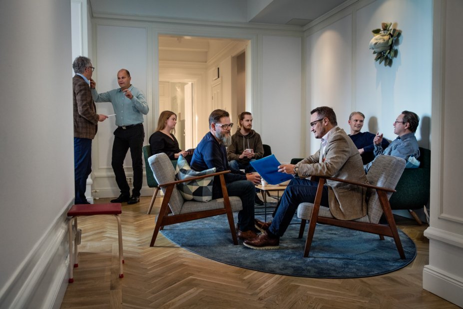 personer sitter i kontor